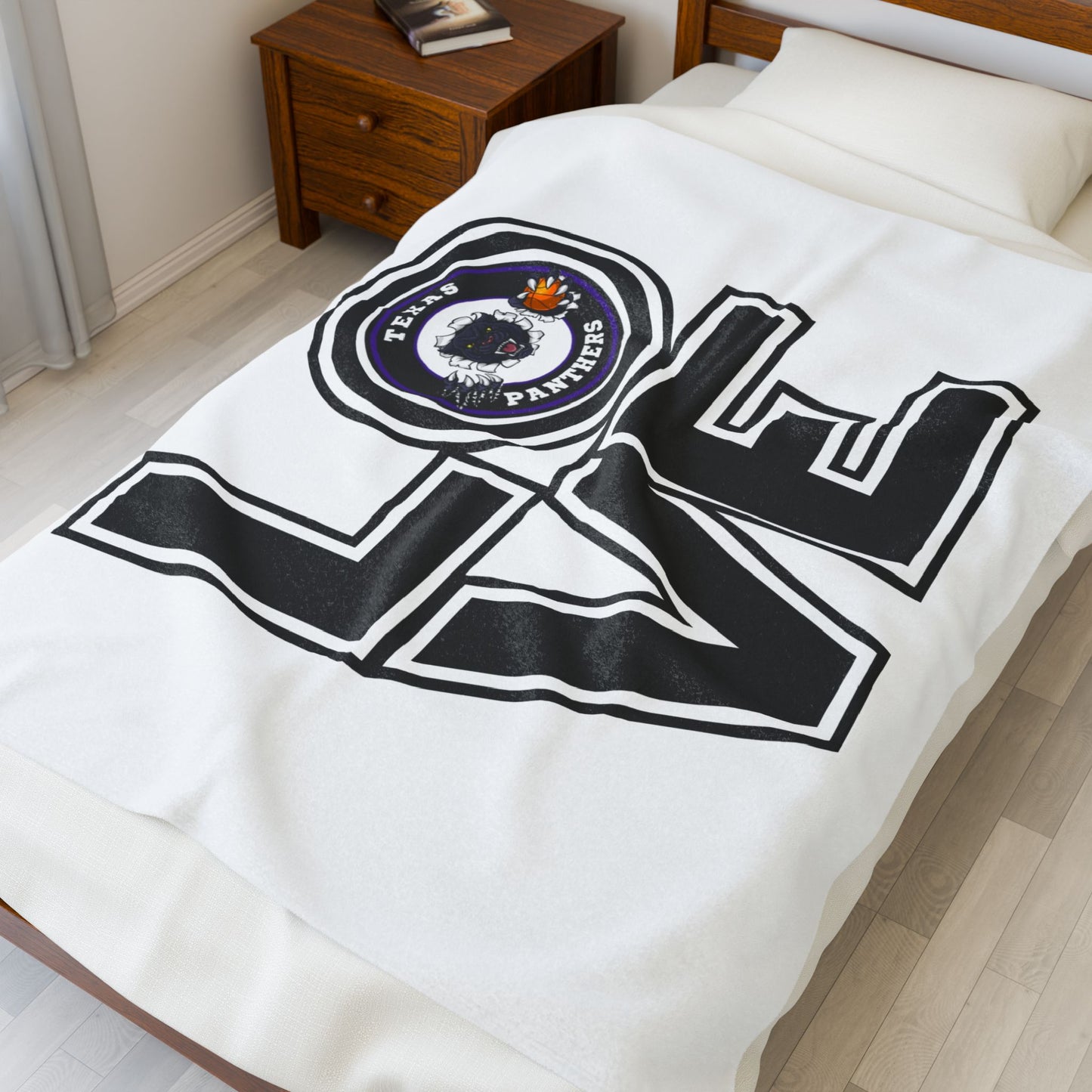 Cozy Velveteen Plush Blanket with Love Design - Perfect for Gifts and Home Decor